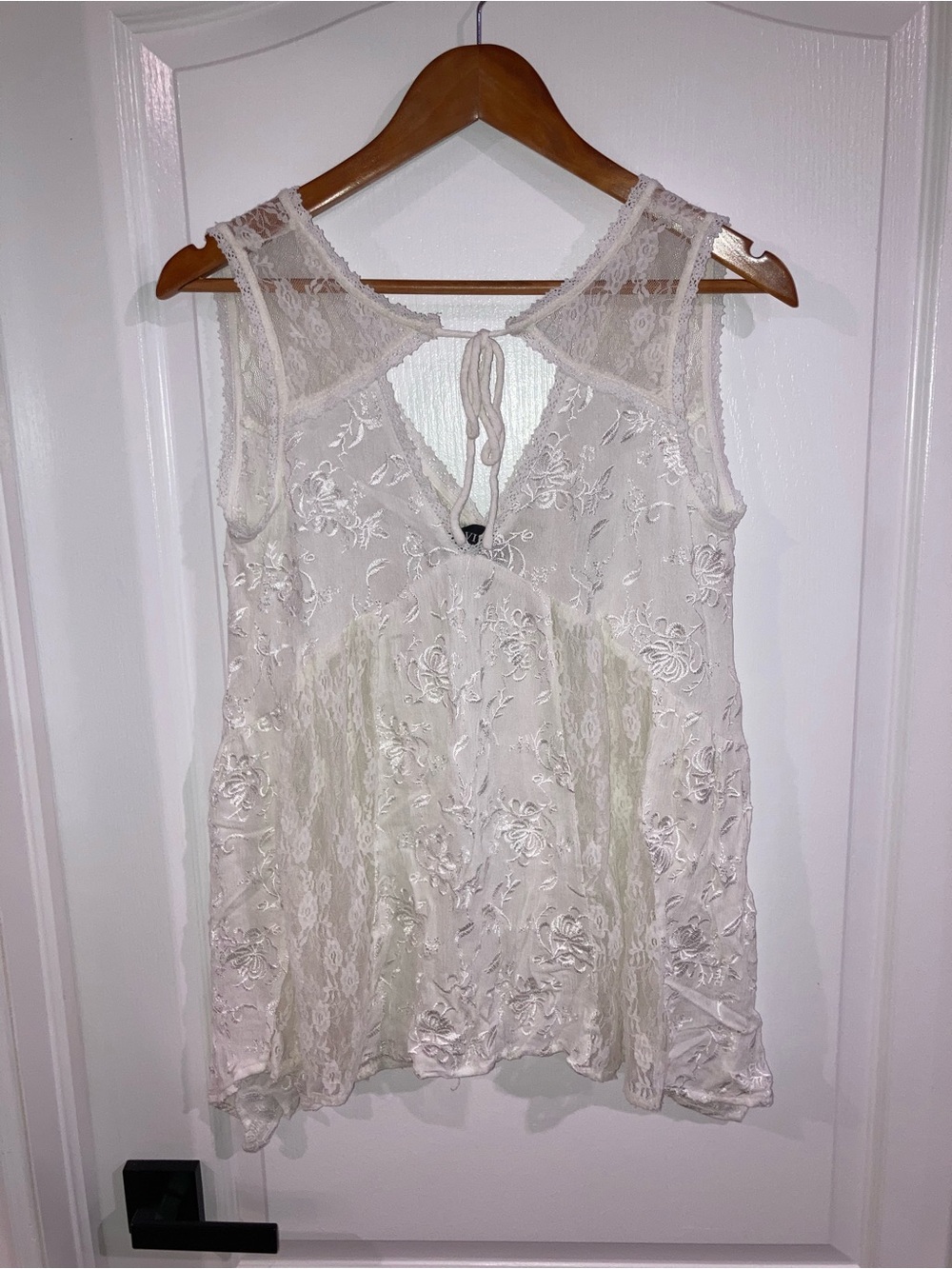 VICI Ivory V-Neck Lace Sleeveless Top w/ Shark Bite Hem - size S
